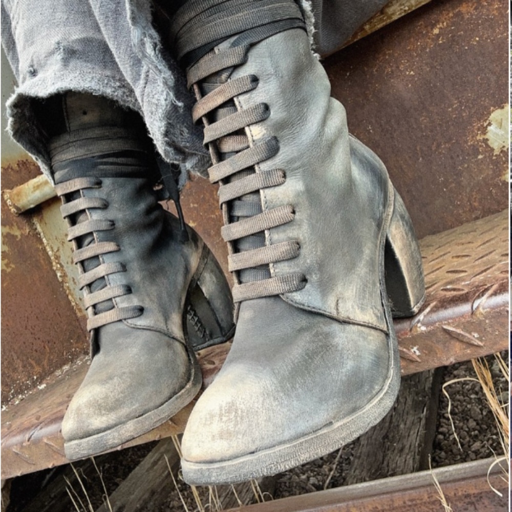Nutsa Modebadze boots 37